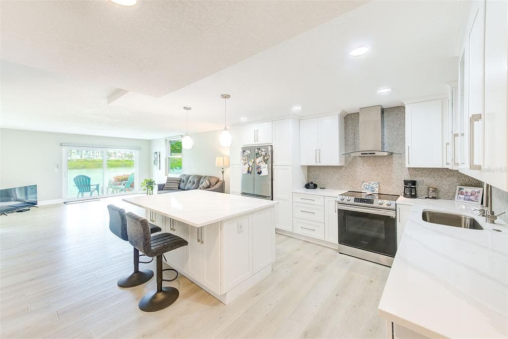 7930 SUN ISLAND DRIVE S 101 photo 5