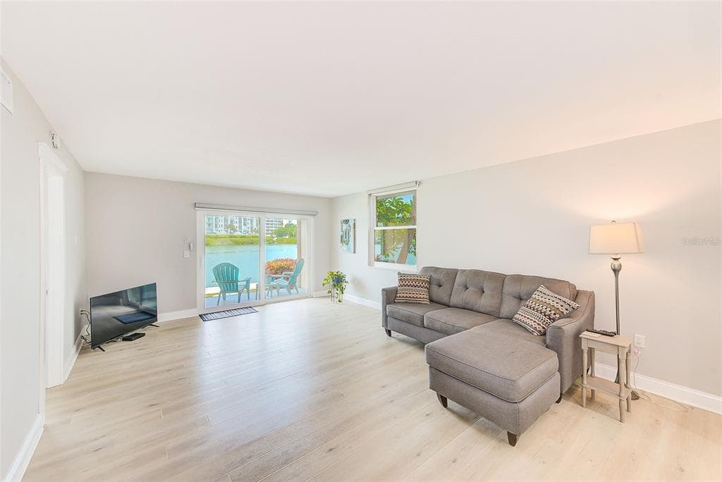 7930 SUN ISLAND DRIVE S 101 photo 11