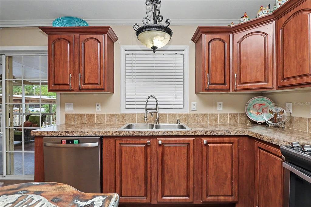 56348 MAPLE ROAD photo 12