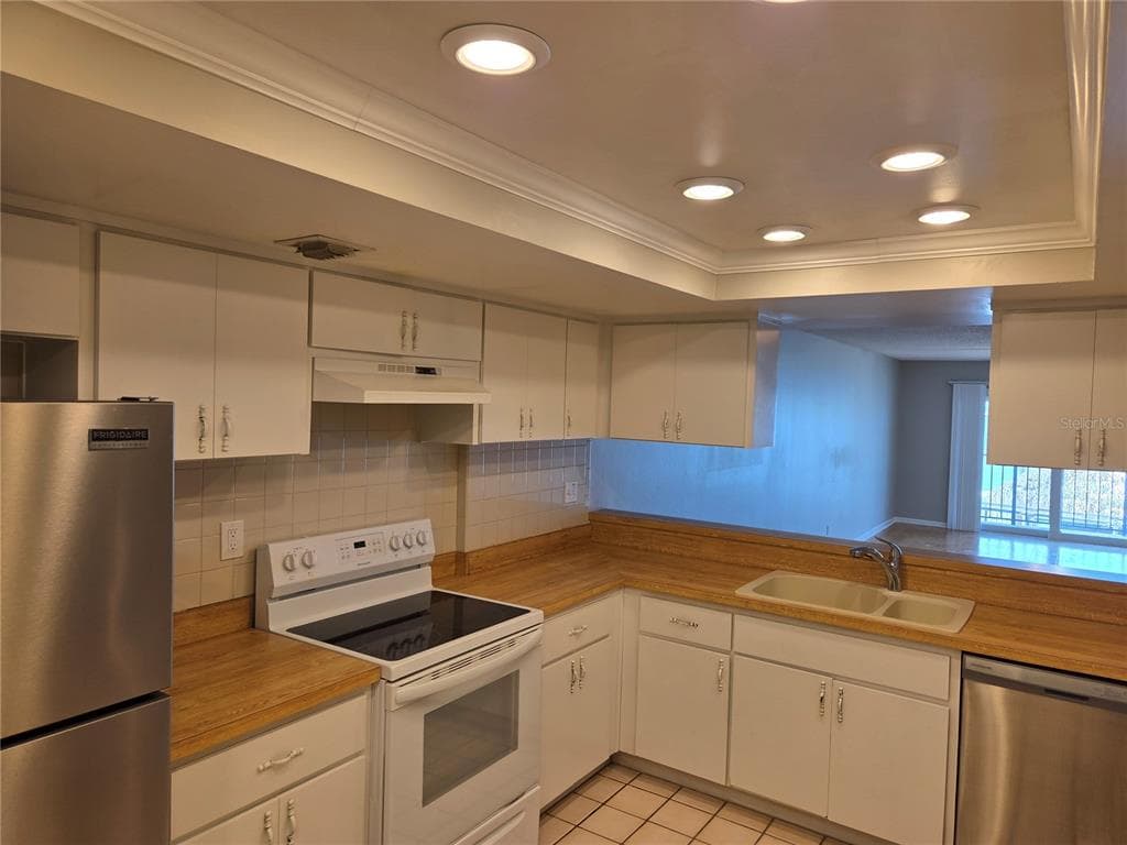 650 ISLAND WAY 202 photo 18