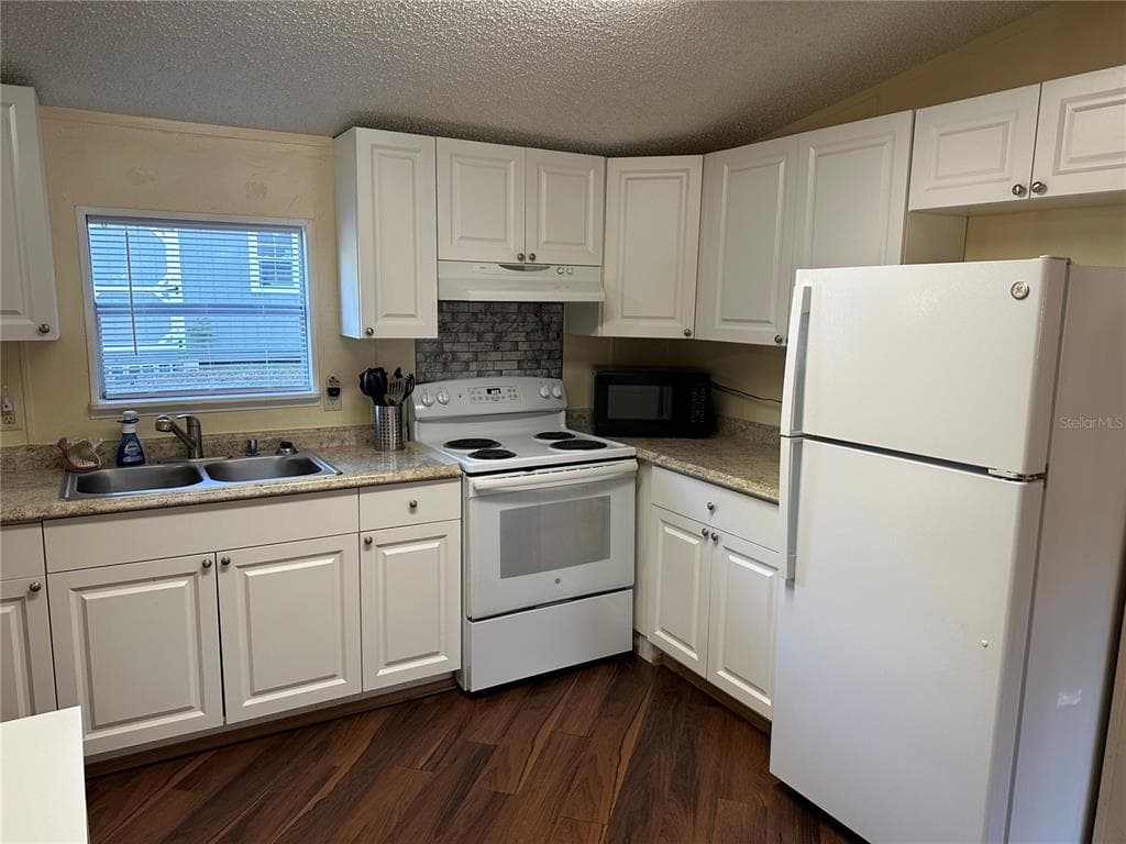 212 ASHLEY STREET photo 6