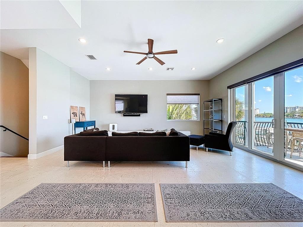 306 BAY PLZ photo 7