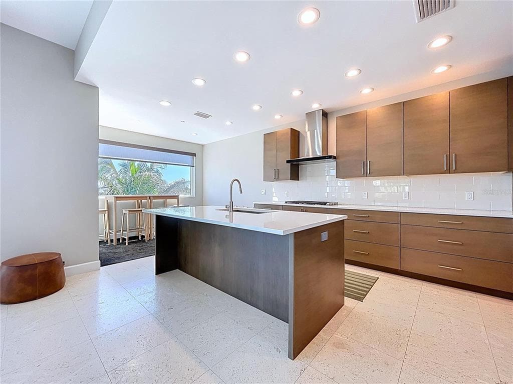 306 BAY PLZ photo 14