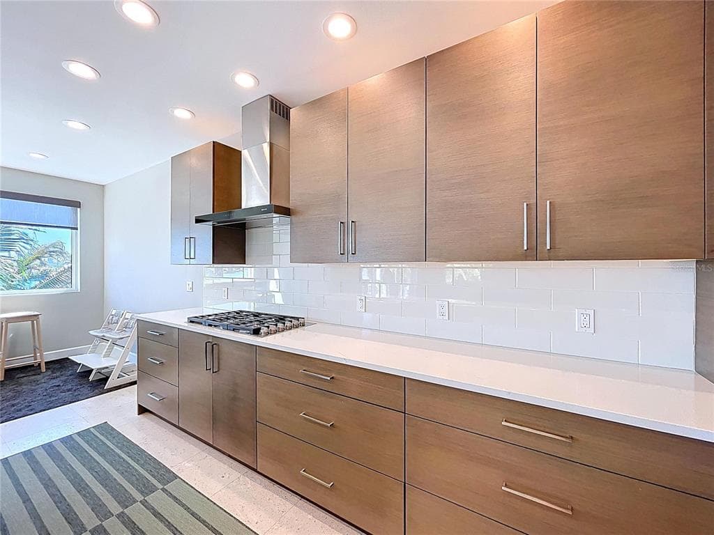 306 BAY PLZ photo 21