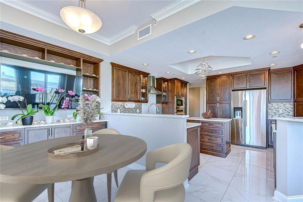 555 5TH AVENUE NE 711 photo 20