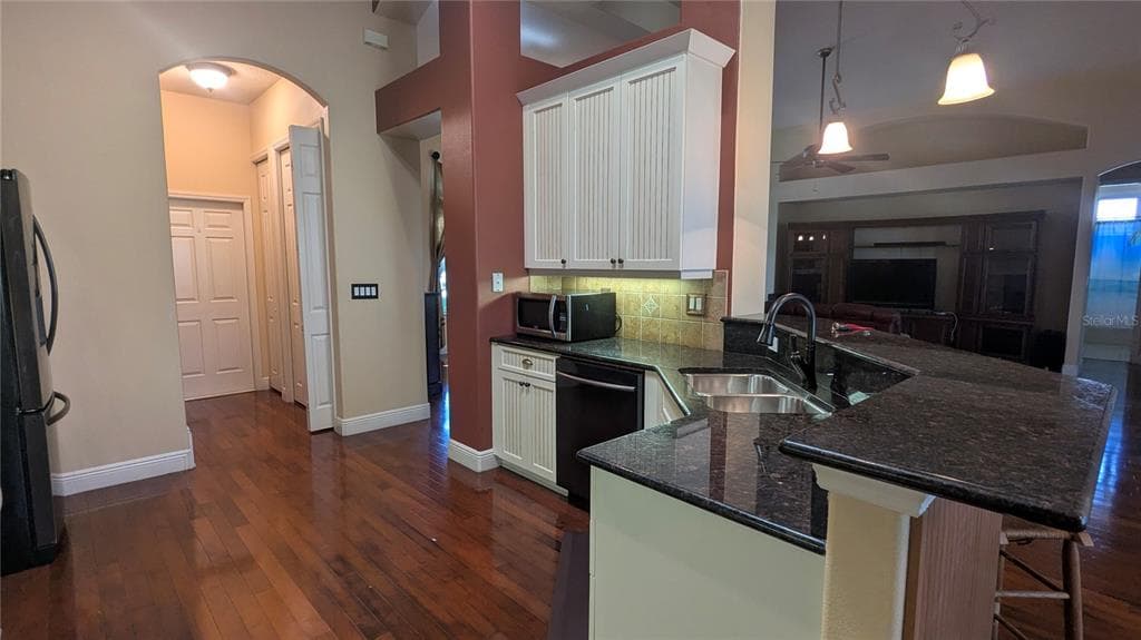 112 HALLSTROM COURT photo 21