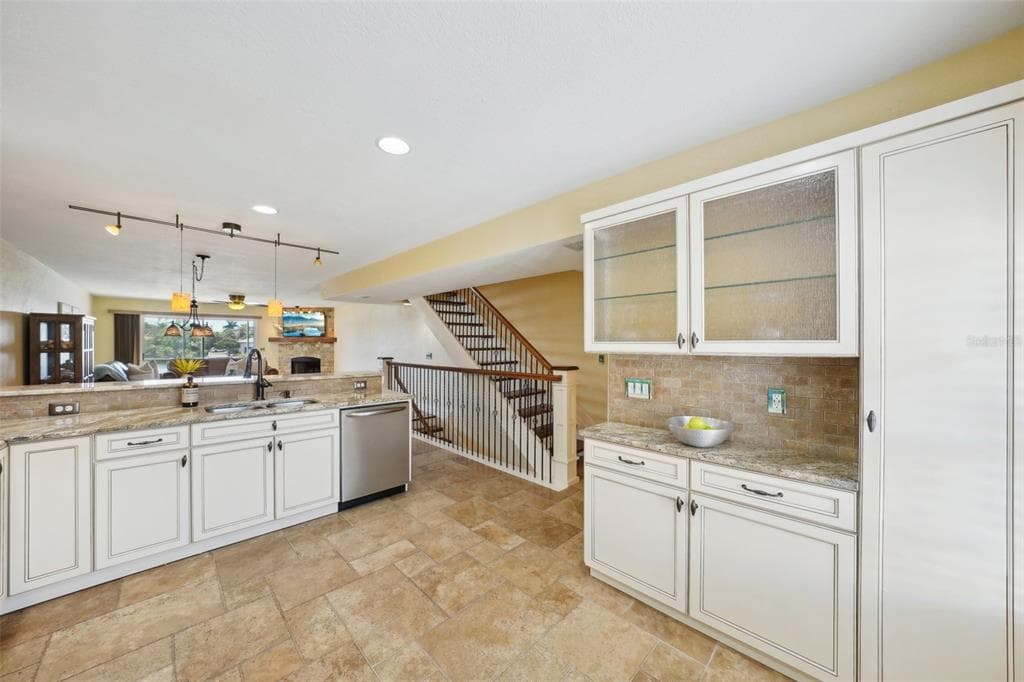 637 PINELLAS BAYWAY 105 photo 16