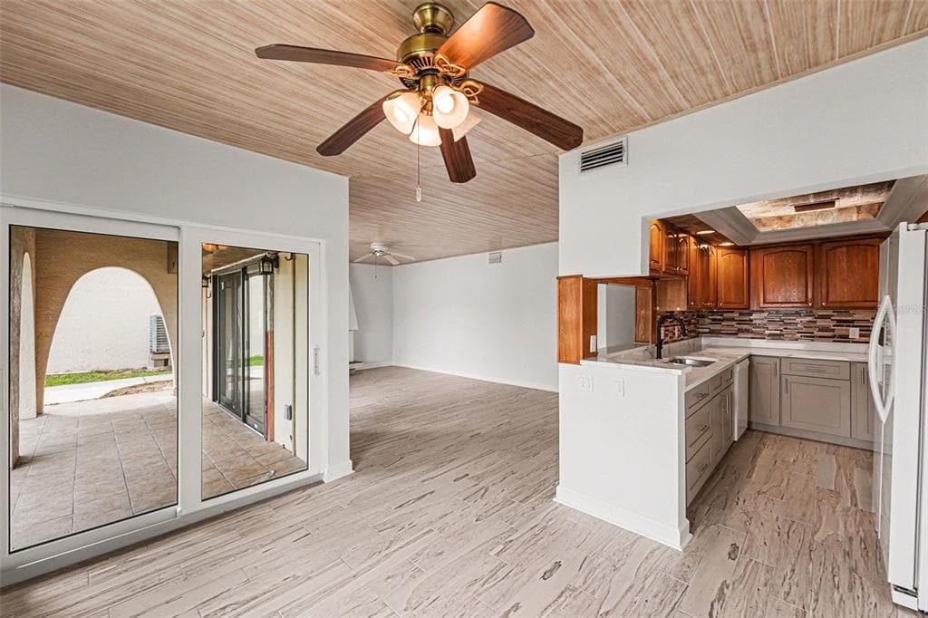 546 PLAZA SEVILLE COURT #85 4