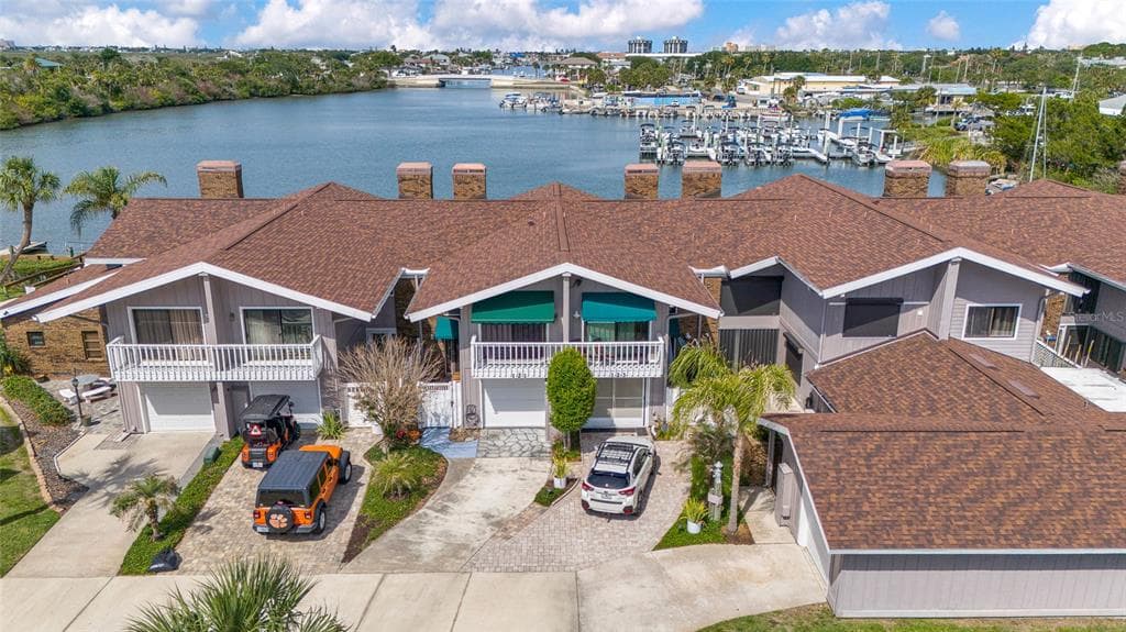 121 LAGOON COURT 1