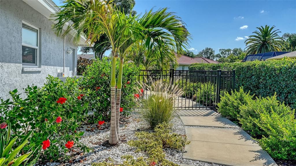 6988 COUNTRY LAKES CIRCLE photo 3