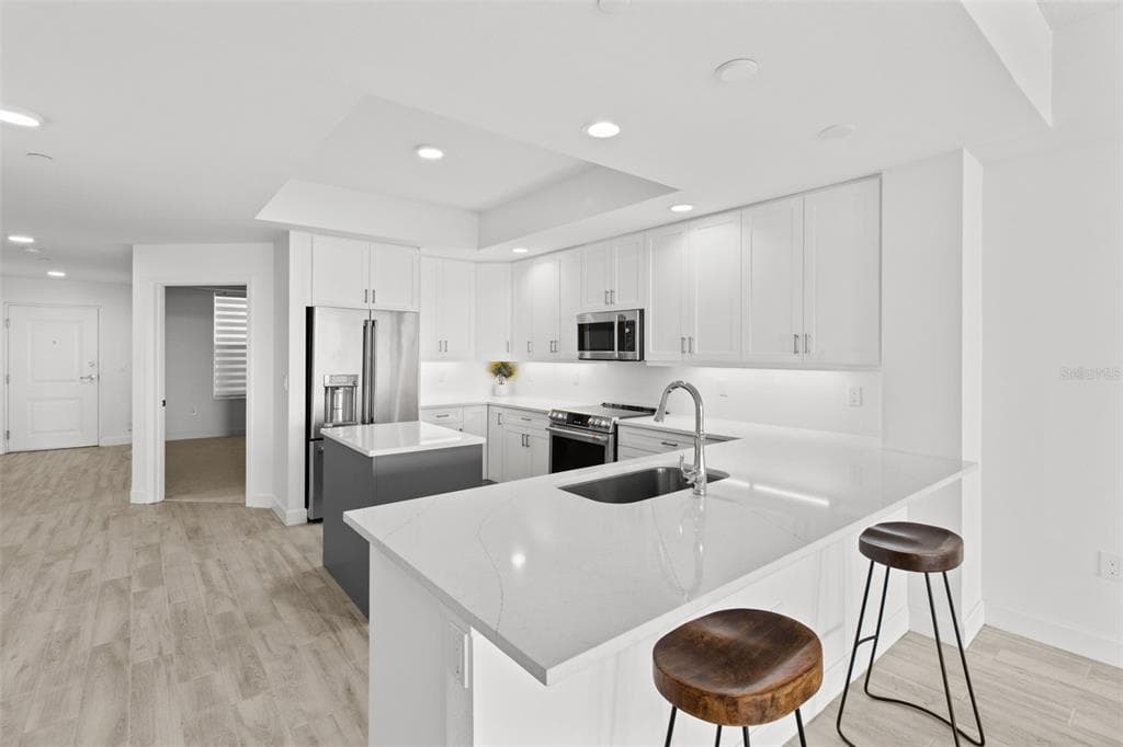 125 ISLAND WAY 403 photo 14