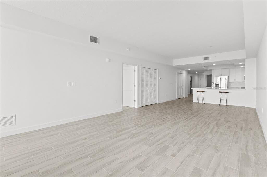 125 ISLAND WAY 403 photo 21