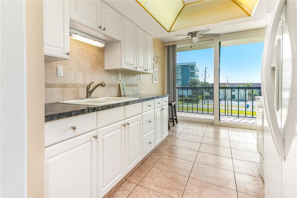 400 ISLAND WAY 212 photo 15