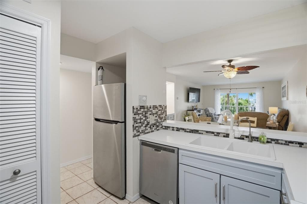 5557 SEA FOREST DRIVE 215 photo 4
