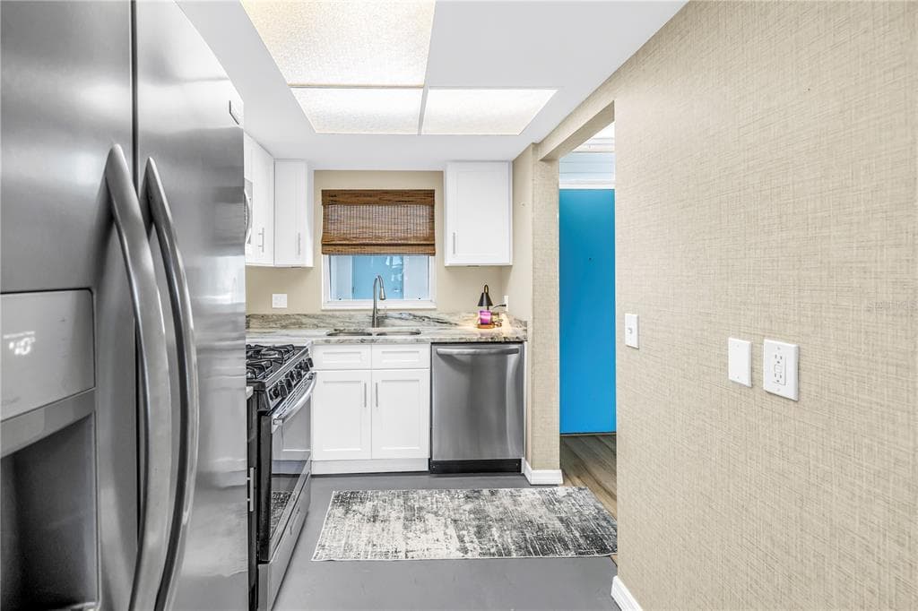 1868 SHORE DRIVE S 212 photo 7