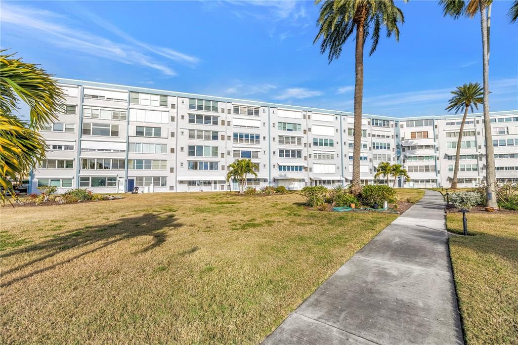 1868 SHORE DRIVE S 212 photo 24