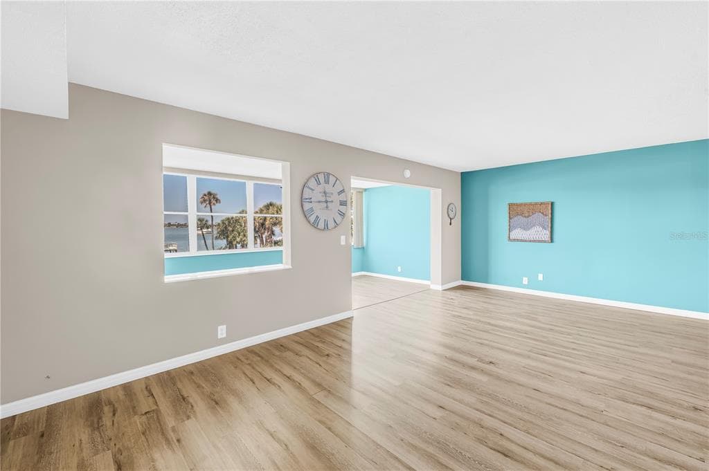 1868 SHORE DRIVE S 212 photo 14