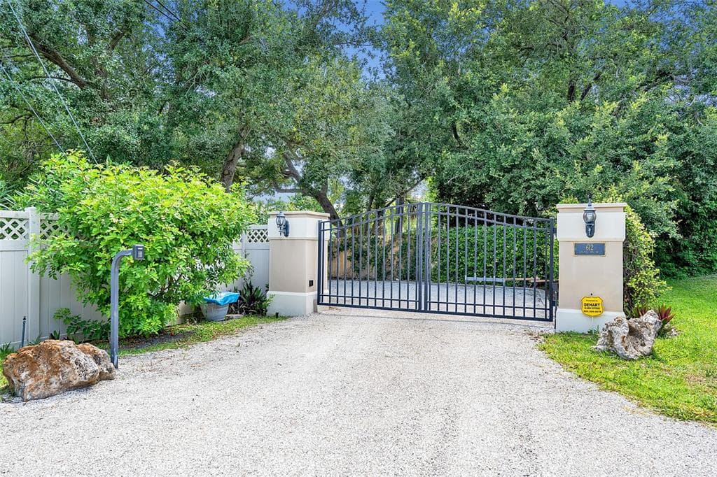 612 LAUREL ROAD W photo 19