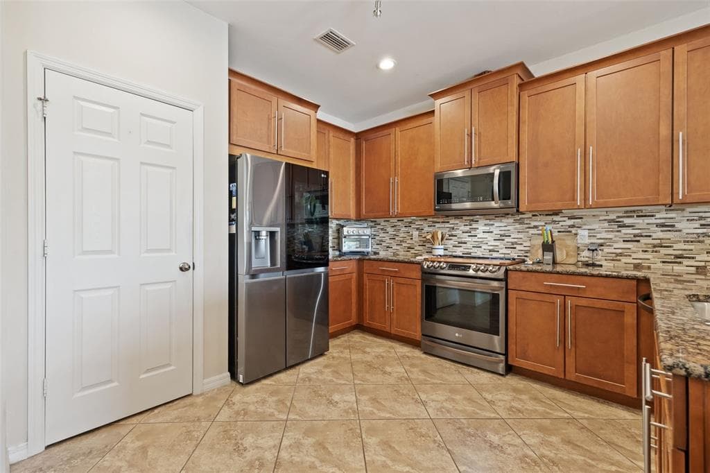 8648 LAKE FRONT COURT photo 17