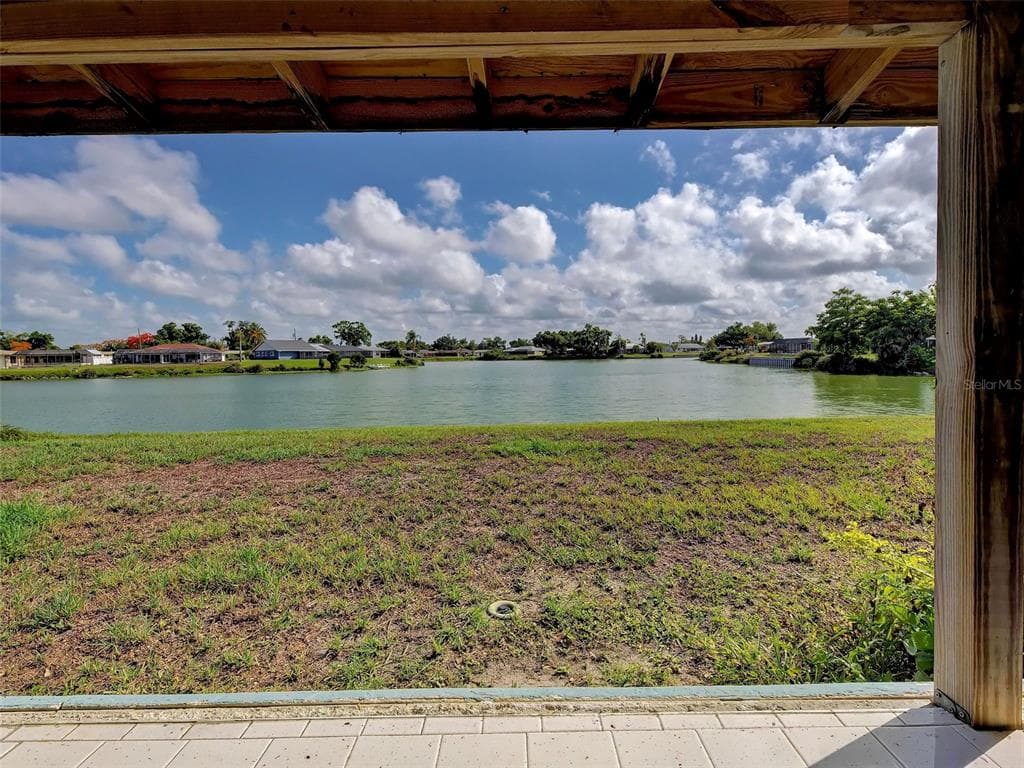321 SHAMROCK BOULEVARD photo 16
