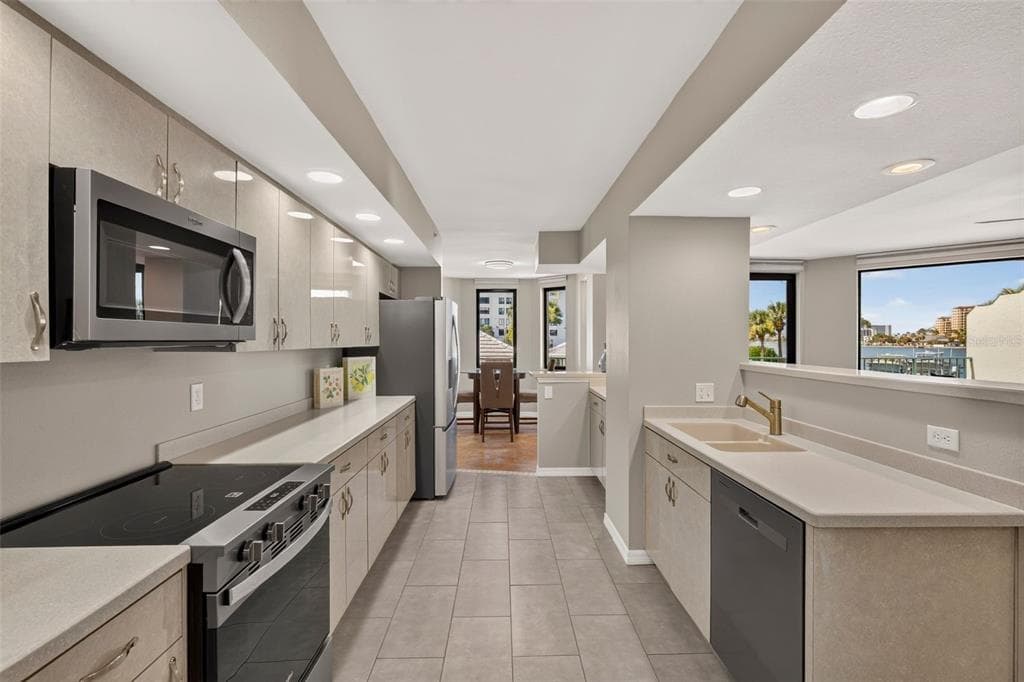 670 ISLAND WAY #207 2