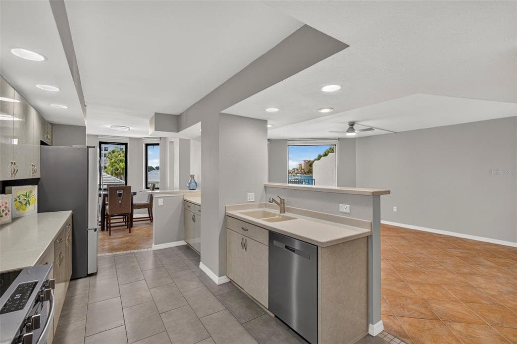 670 ISLAND WAY 207 photo 24