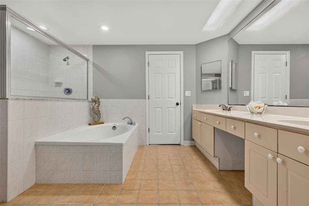 670 ISLAND WAY 207 photo 10
