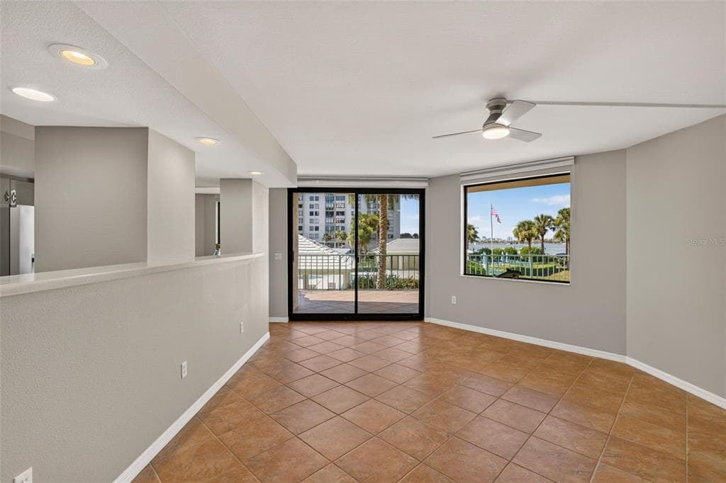 670 ISLAND WAY 207 photo 18