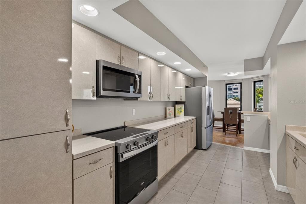 670 ISLAND WAY 207 photo 25