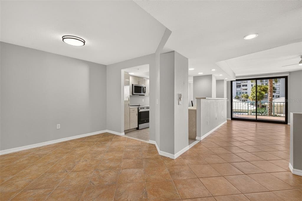 670 ISLAND WAY 207 photo 21