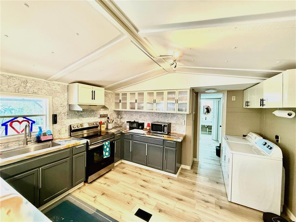 208 ASHLEY STREET photo 11