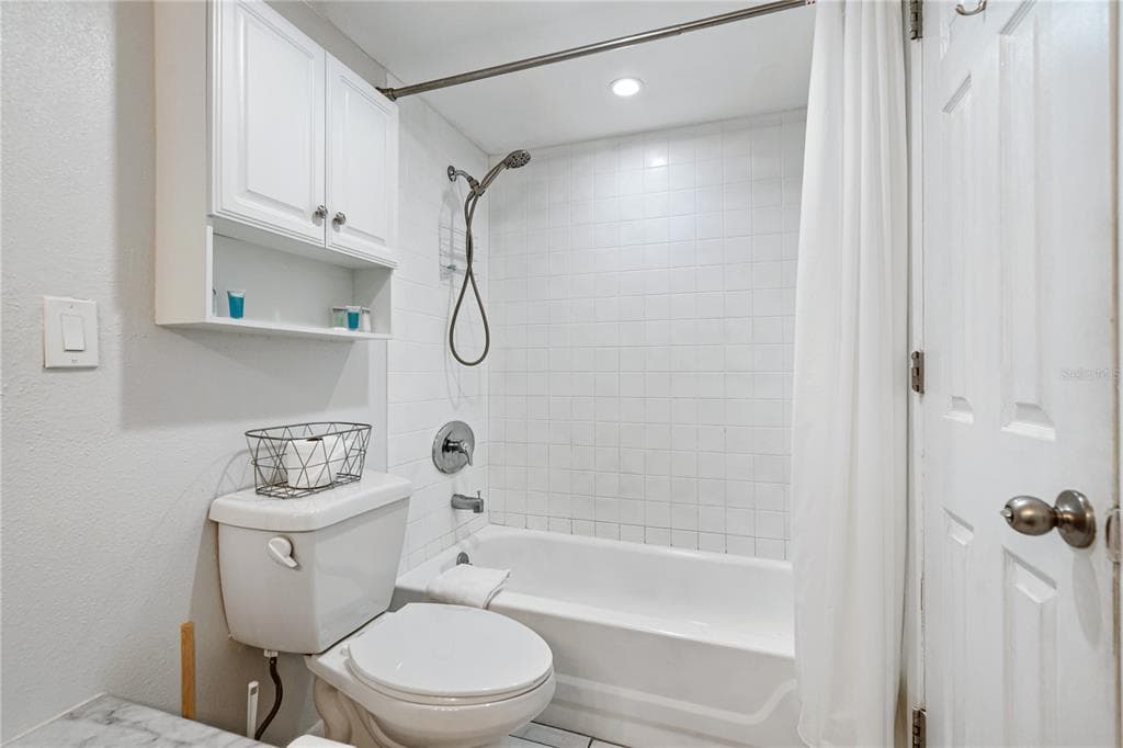 230 MEDALLION BOULEVARD E photo 15