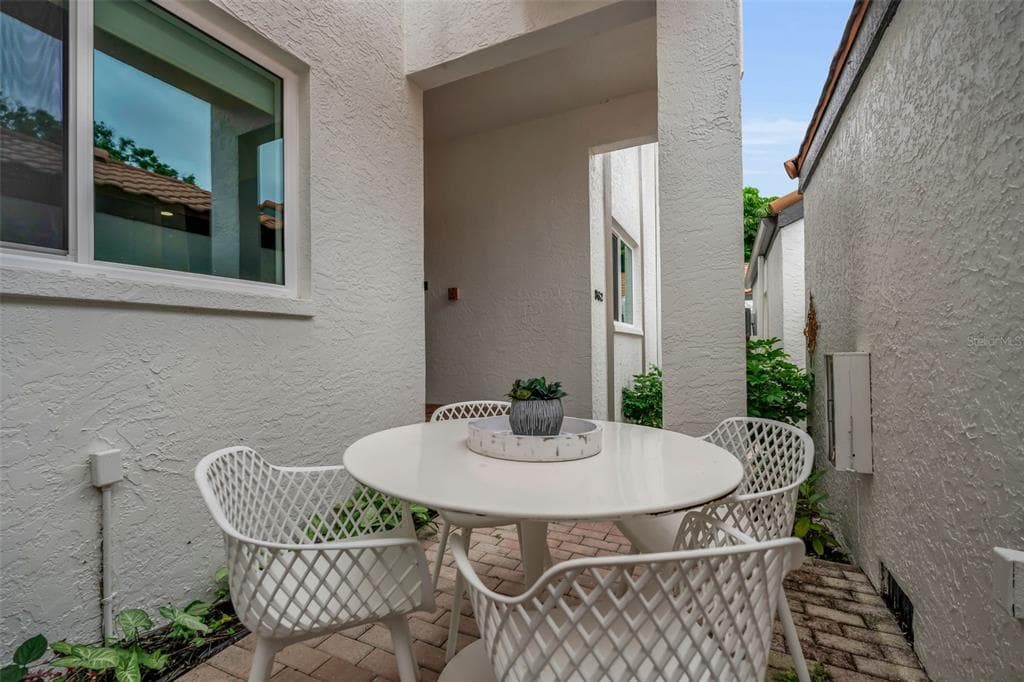 862 HUDSON AVENUE 862 photo 6