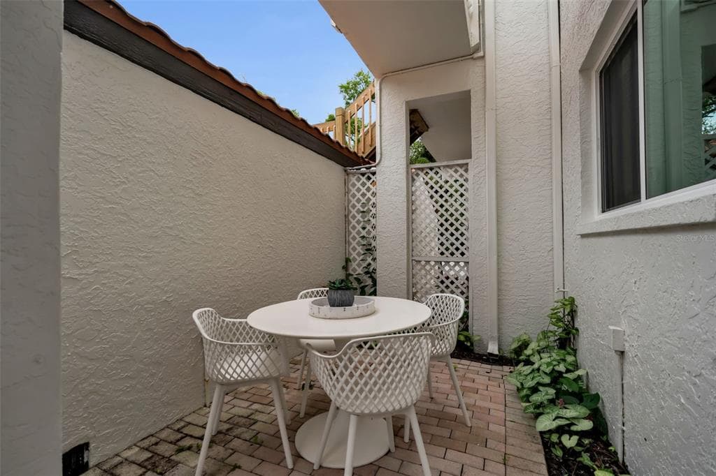 862 HUDSON AVENUE #862 5