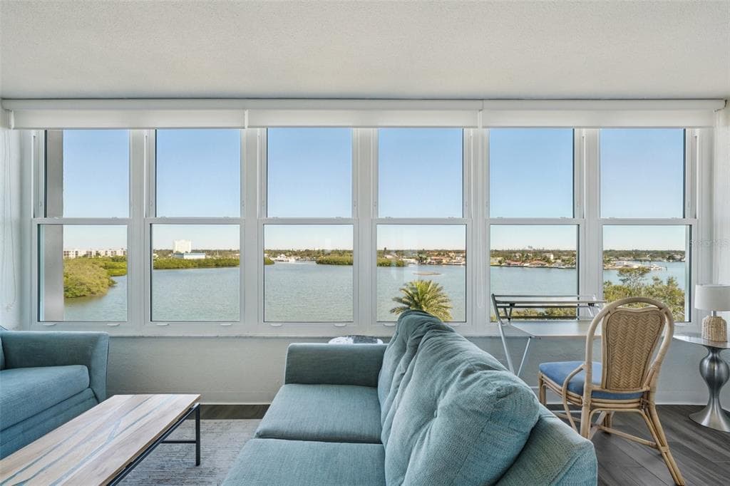 1847 SHORE DRIVE S 711 photo 2