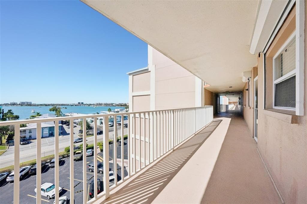 1847 SHORE DRIVE S 711 photo 4