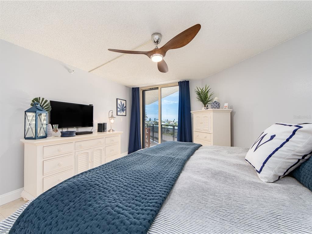 690 ISLAND WAY 408 photo 18