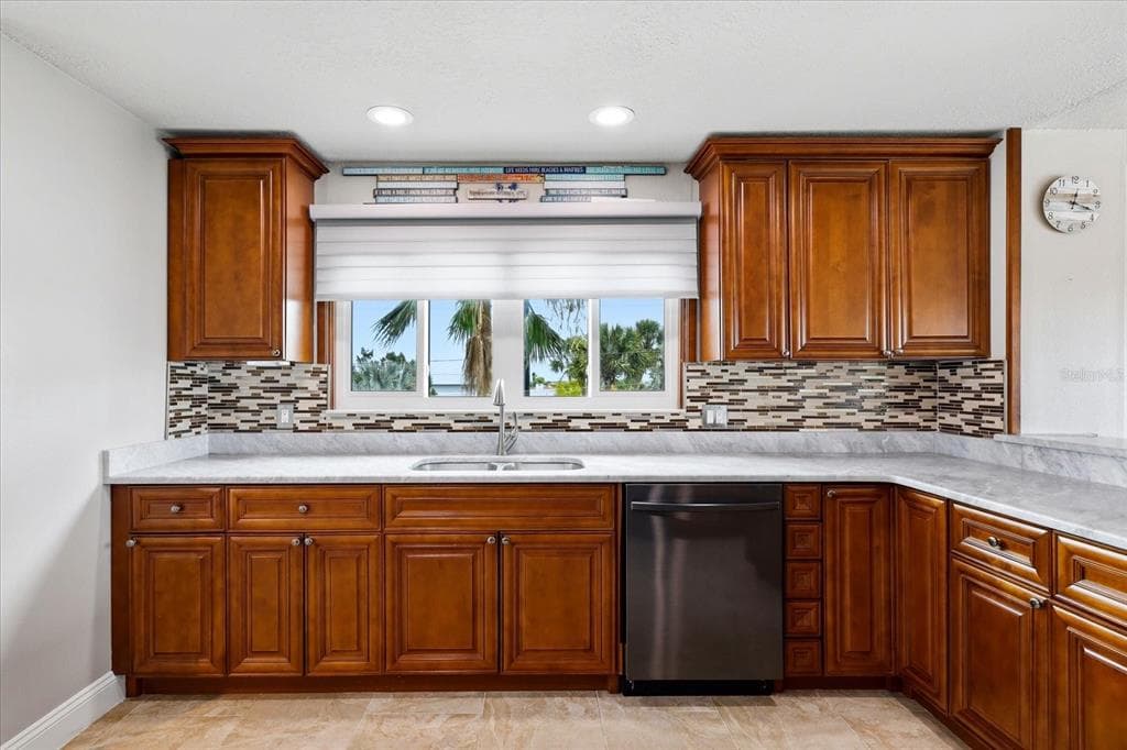 610 ISLAND WAY 201 photo 7