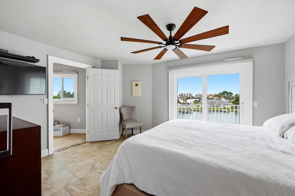 610 ISLAND WAY 201 photo 18
