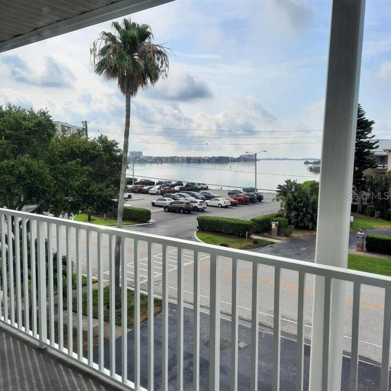 1898 SHORE DRIVE S #318 2