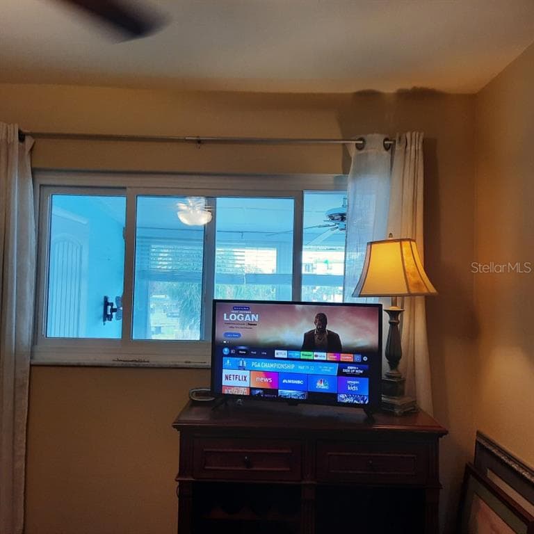 1898 SHORE DRIVE S 318 photo 8