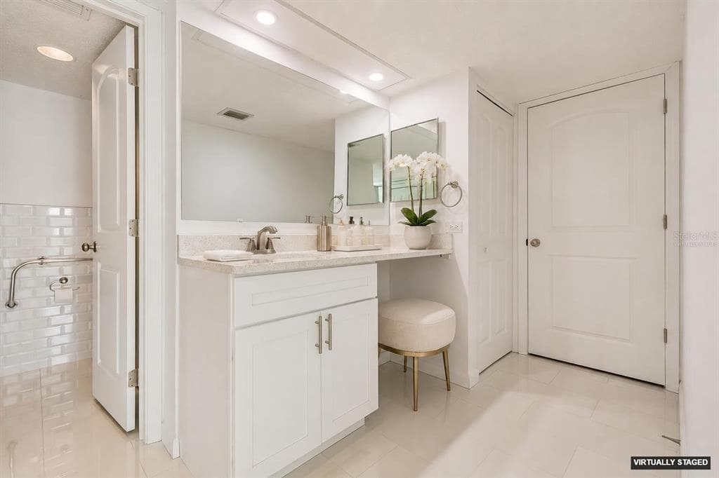 450 TREASURE ISLAND CAUSEWAY 106 photo 16