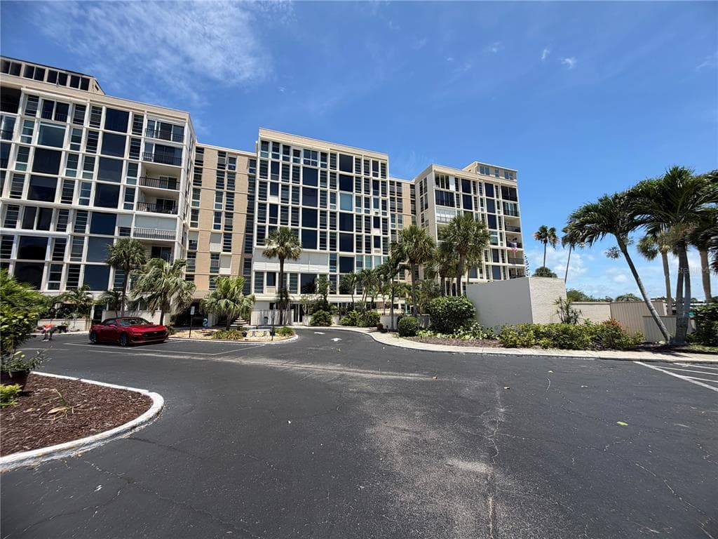 7400 SUN ISLAND DRIVE S 111 photo 2