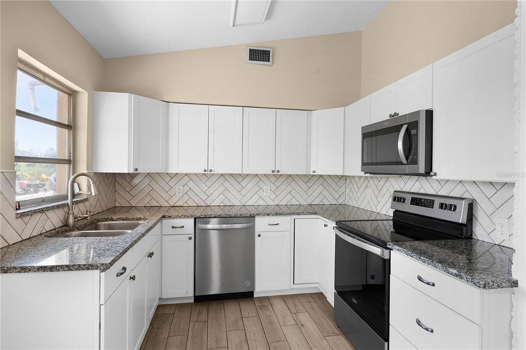 275 LAKEVIEW DRIVE photo 16