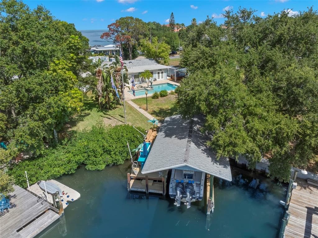 121 CARLYLE DRIVE 4