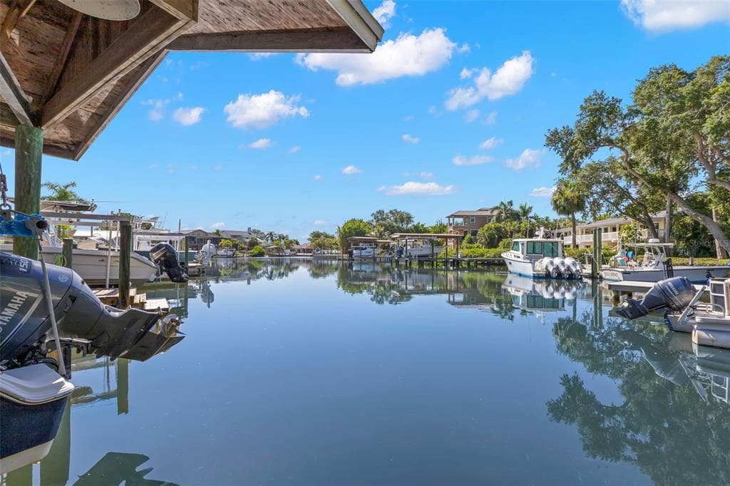 121 CARLYLE DRIVE photo 8