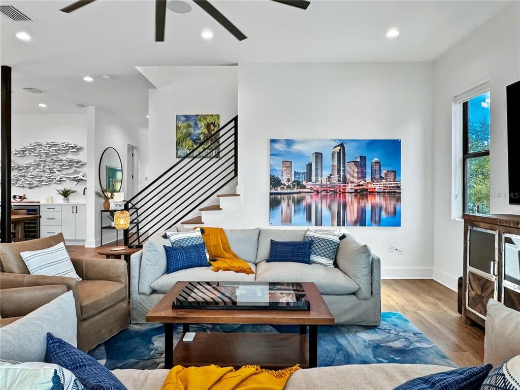 2519/1 N RIVERSIDE DR photo 14