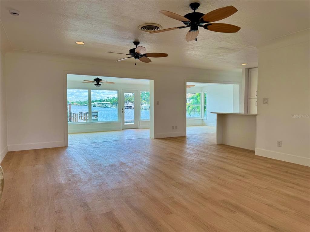 902 OAKWOOD DRIVE photo 6