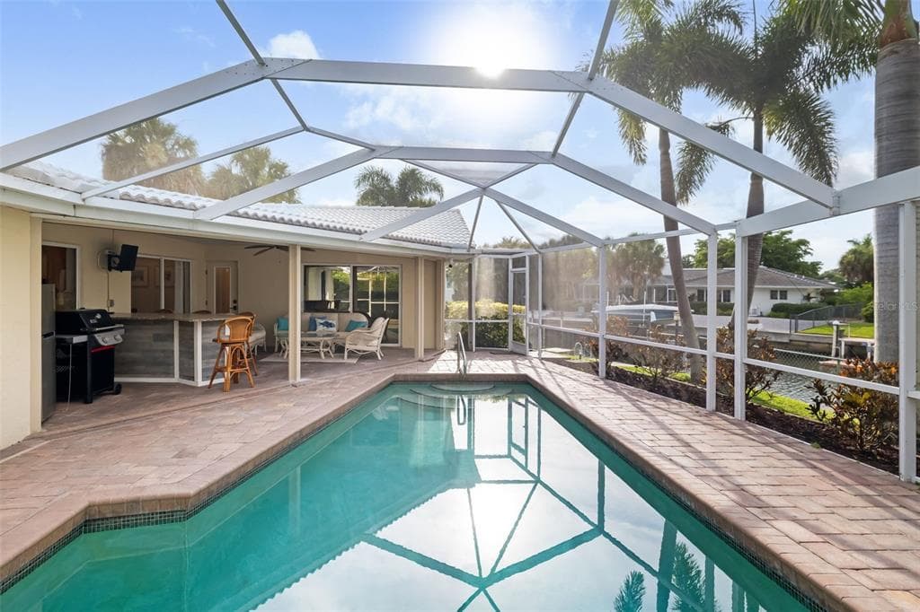 565 COMMONWEALTH PLACE photo 10