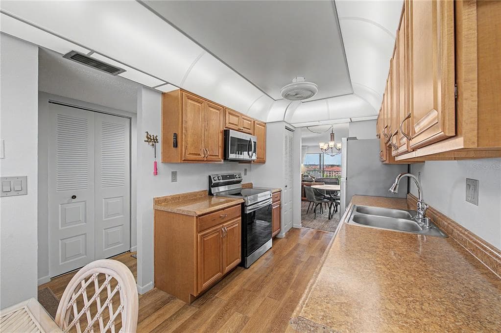 3300 COVE CAY DRIVE 7D photo 8